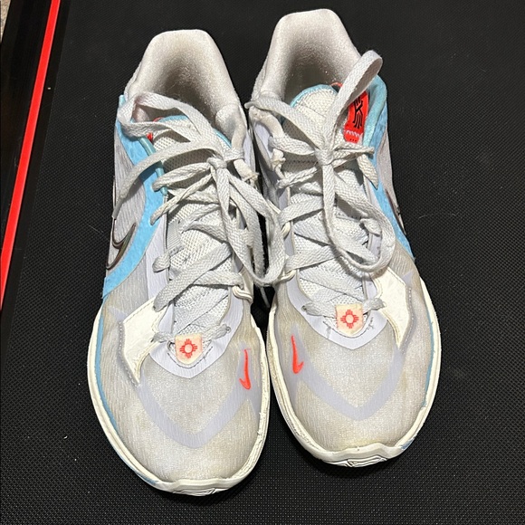 Shoes - Basketball shoes - White and Blue